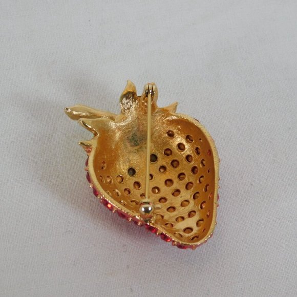 Vintage Red Rhinestone Strawberry Fruit Gold Tone Brooch Pin Domed Leaves Stem - Picture 5 of 6